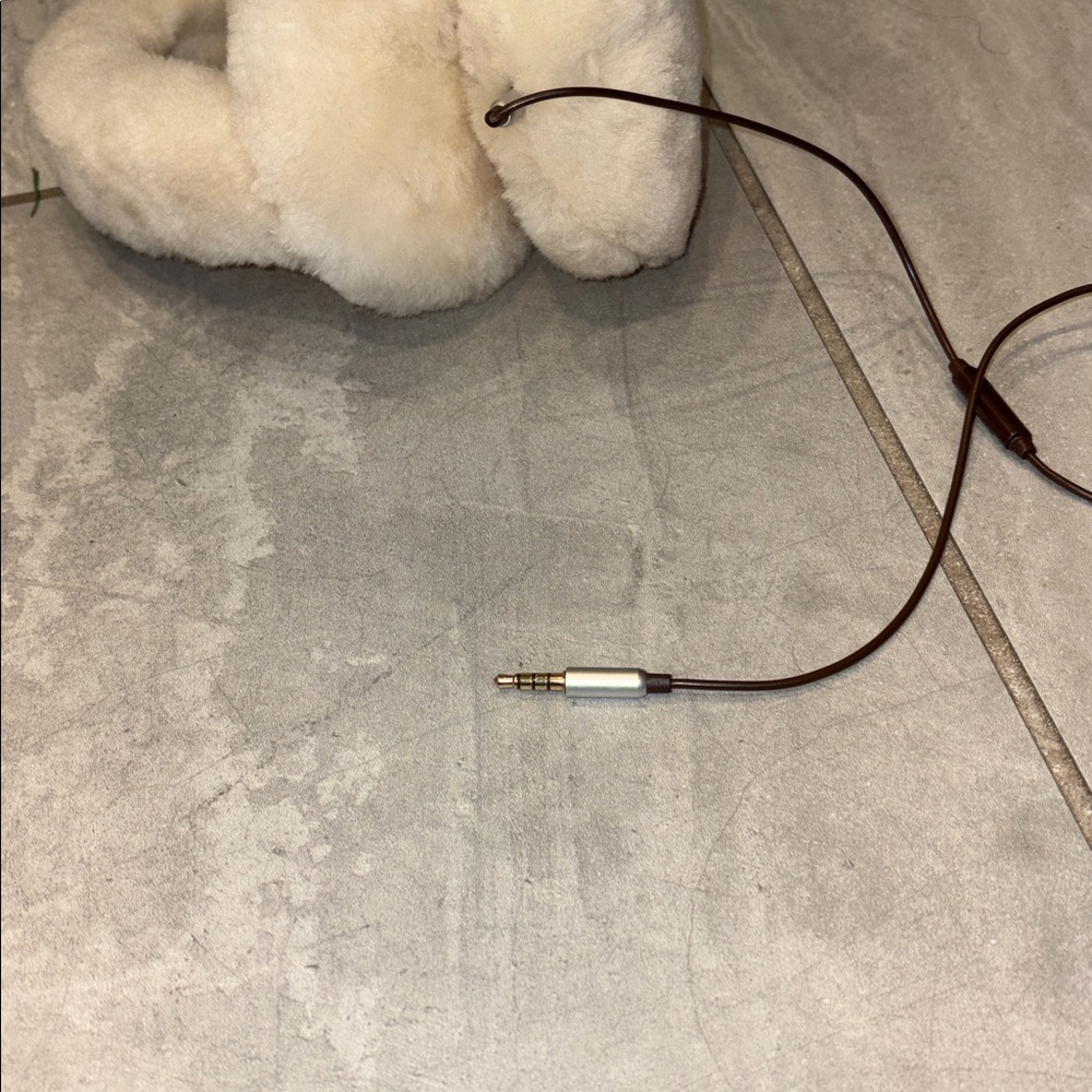 UGG  Cream / white Fuzzy  sheepskin tech Earmuffs - Picture 4 of 4